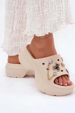 Piankowe Klapki Damskie Na Masywnej Platformie Ze Złotymi Przypinkami Beżowe Ivoriel