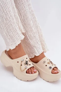 Piankowe Klapki Damskie Na Masywnej Platformie Ze Złotymi Przypinkami Beżowe Ivoriel