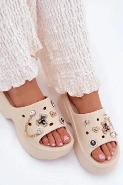 Piankowe Klapki Damskie Na Masywnej Platformie Ze Złotymi Przypinkami Beżowe Ivoriel