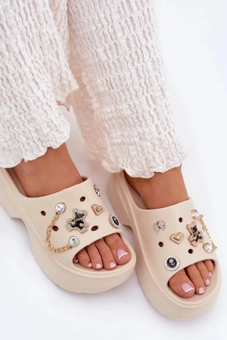 Piankowe Klapki Damskie Na Masywnej Platformie Ze Złotymi Przypinkami Beżowe Ivoriel
