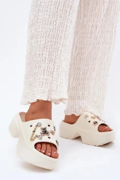 Piankowe Klapki Damskie Na Masywnej Platformie Ze Złotymi Przypinkami Ecru Ivoriel