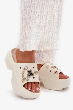 Piankowe Klapki Damskie Na Masywnej Platformie Ze Złotymi Przypinkami Ecru Ivoriel