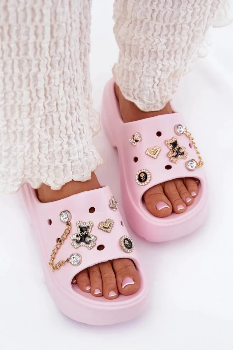 Piankowe Klapki Damskie Na Masywnej Platformie Ze Złotymi Przypinkami Różowe Ivoriel