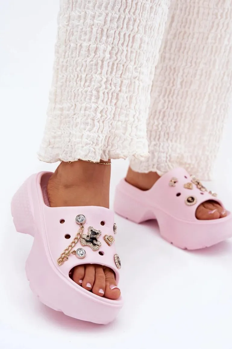 Piankowe Klapki Damskie Na Masywnej Platformie Ze Złotymi Przypinkami Różowe Ivoriel