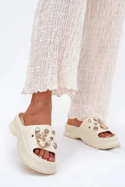 Piankowe Klapki Damskie Ze Złotymi Przypinkami Jasnobeżowe Hortiana