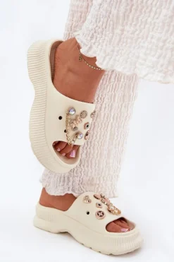 Piankowe Klapki Damskie Ze Złotymi Przypinkami Jasnobeżowe Hortiana