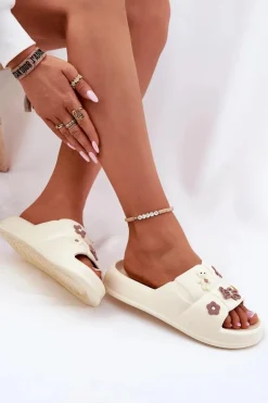 Piankowe Klapki Z Przypinkami Ecru Redienna