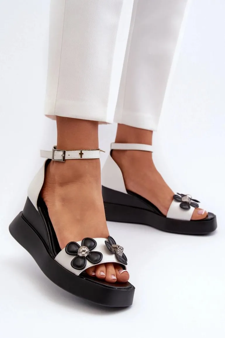 Sandały Damskie Na Platformie I Koturnie Z Kwiatami Białe Foviana