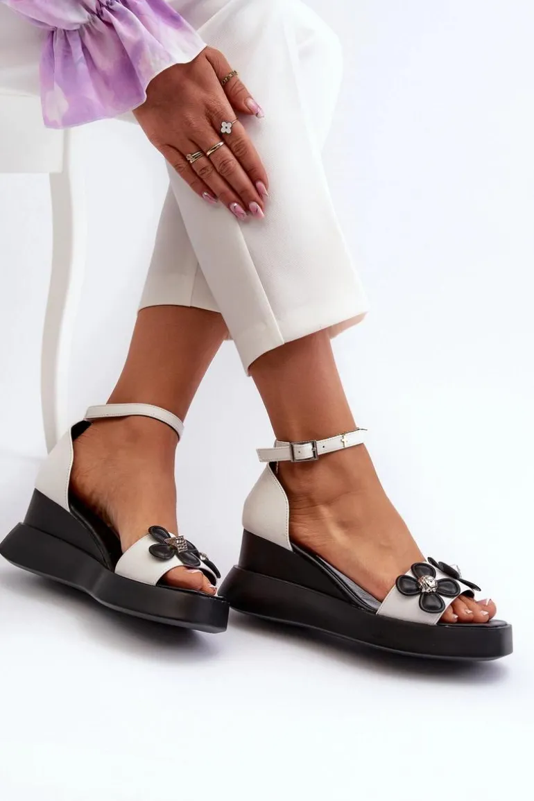 Sandały Damskie Na Platformie I Koturnie Z Kwiatami Białe Foviana