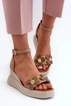 Sandały Damskie Na Platformie I Koturnie Z Kwiatami Beżowe Foviana