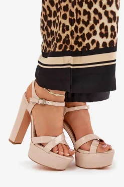 Sandały Damskie Na Wysokim Słupku I Platformie Lakierowane Beżowe Jovenes