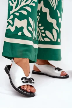 Sandały Na Płaskim Obcasie Z Ozdobą Eko Skóra Srebrne Tillireta