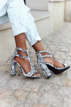 Sandały Na Słupku Czarne Z Wężowym Wzorem Folly