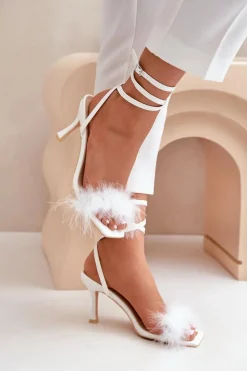 Sandały Na Szpilce Z Piórami Białe Emilettra