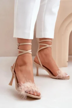 Sandały Na Szpilce Z Piórami Beżowe Emilettra