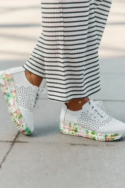 Skórzane Ażurowe Półbuty Damskie Na Koturnie Artiker 56C1532 Białe