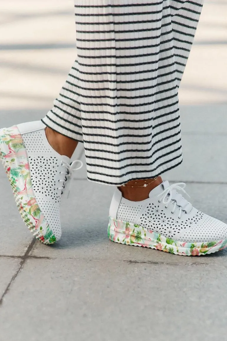 Skórzane Ażurowe Półbuty Damskie Na Koturnie Artiker 56C1532 Białe