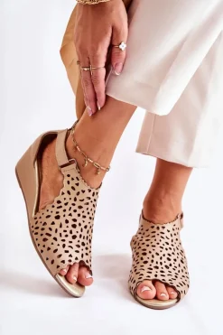 Skórzane Ażurowe Sandały Na Koturnie Beżowe Sellena