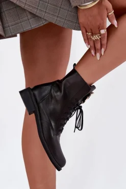 Skórzane Botki Damskie Na Płaskim Obcasie Ze Złotym Detalem Zazoo 3084 Czarne