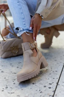 Skórzane Botki Wycięcie Pasek Ciemnobeżowe Rosanne