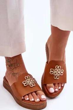 Skórzane Damskie Klapki Na Platformie z Ozdobą Brązowe Azera