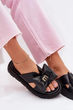 Skórzane Klapki Damskie Na Platformie Z Kokardą CheBello 4647 Czarne