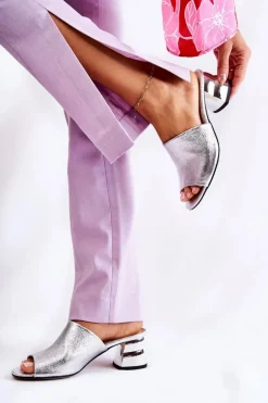 Skórzane Klapki Damskie Na Obcasie Srebrne Perry