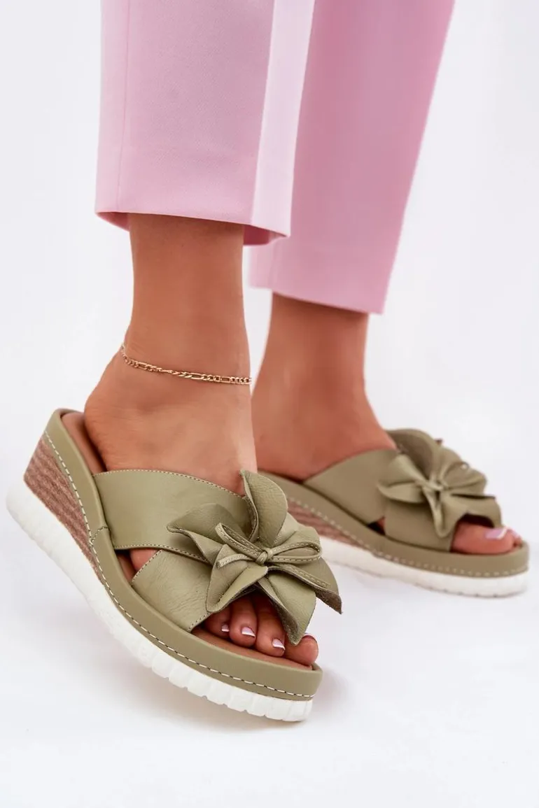 Skórzane Klapki Damskie Na Koturnie Z Ozdobnym Kwiatem Artiker 52C0503 Zielone