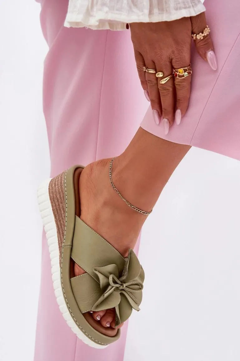 Skórzane Klapki Damskie Na Koturnie Z Ozdobnym Kwiatem Artiker 52C0503 Zielone