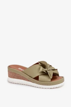 Skórzane Klapki Damskie Na Koturnie Z Ozdobnym Kwiatem Artiker 52C0503 Zielone