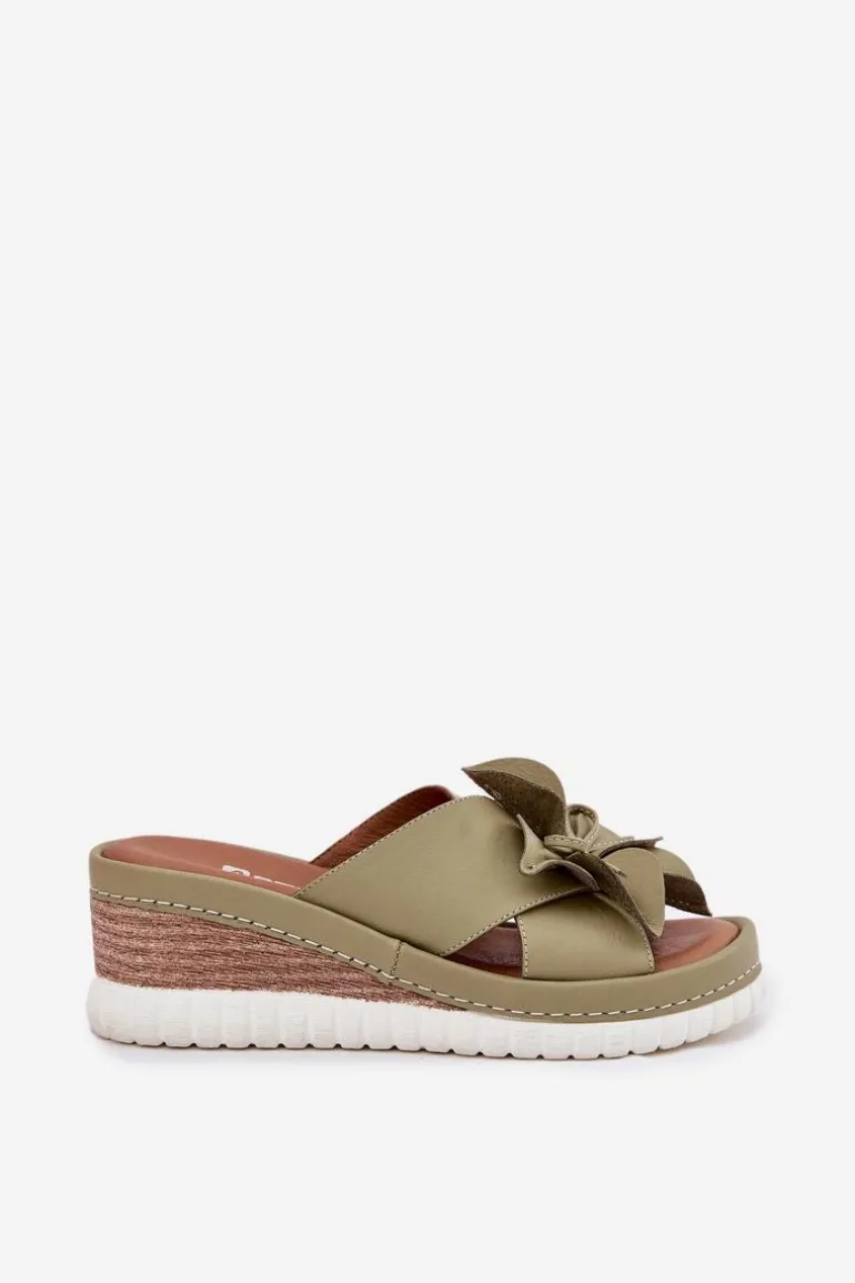 Skórzane Klapki Damskie Na Koturnie Z Ozdobnym Kwiatem Artiker 52C0503 Zielone