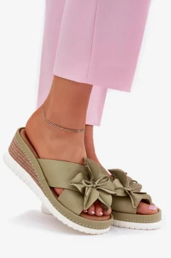 Skórzane Klapki Damskie Na Koturnie Z Ozdobnym Kwiatem Artiker 52C0503 Zielone