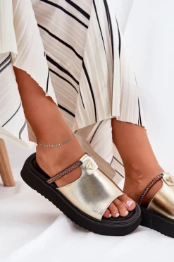 Skórzane Klapki Damskie Na Platformie Z Ozdobnym Paskiem D&A MK51-475 Złote