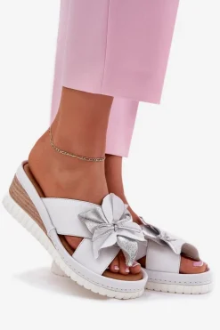 Skórzane Klapki Damskie Na Koturnie Z Ozdobnym Kwiatem Artiker 54C0538 Biało-Srebrne