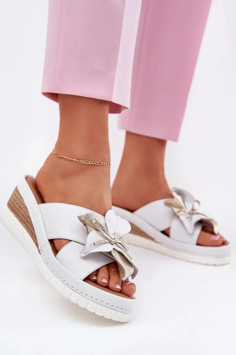 Skórzane Klapki Damskie Na Koturnie Z Ozdobnym Kwiatem Artiker 52C0537 Białe