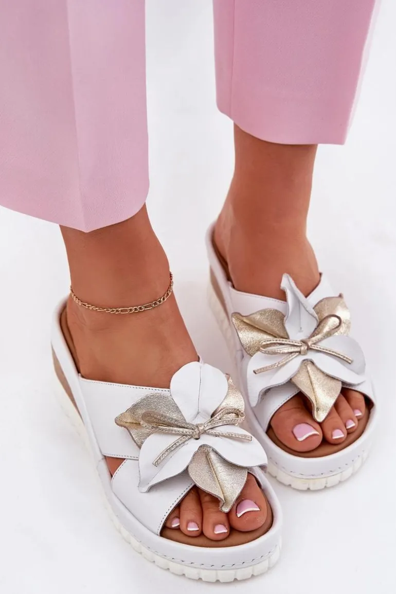 Skórzane Klapki Damskie Na Koturnie Z Ozdobnym Kwiatem Artiker 52C0537 Białe