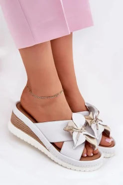 Skórzane Klapki Damskie Na Koturnie Z Ozdobnym Kwiatem Artiker 52C0537 Białe