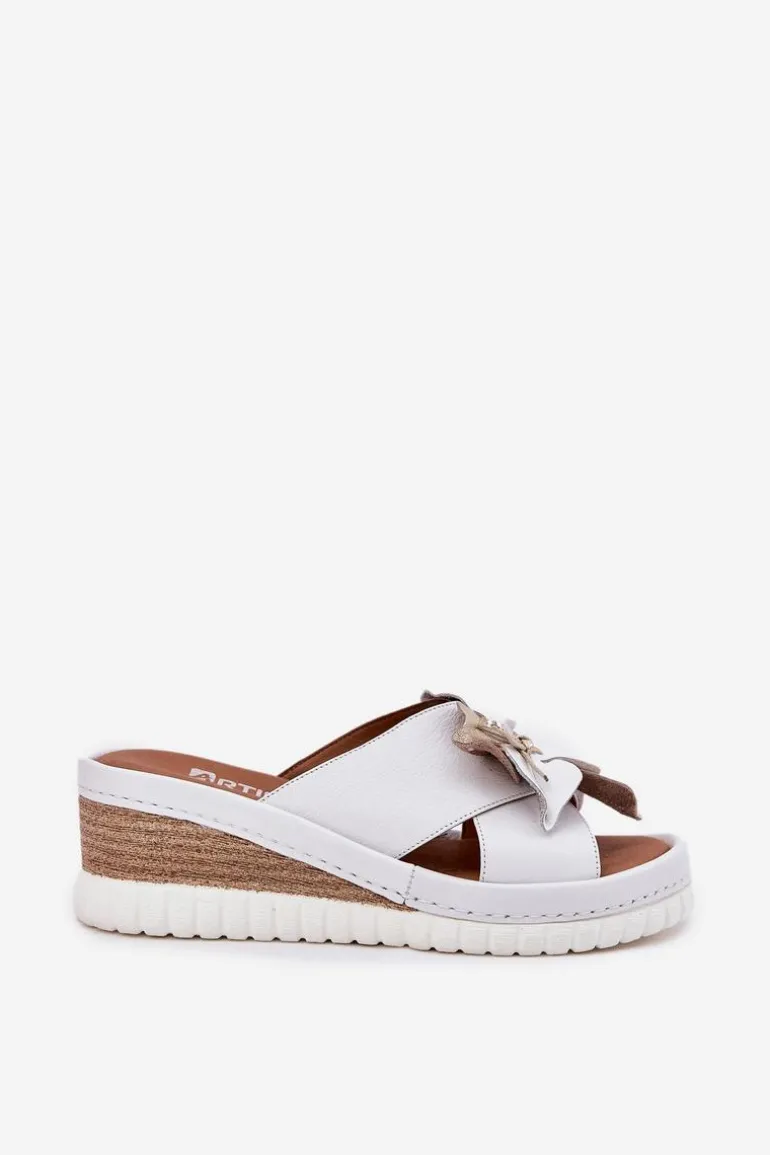 Skórzane Klapki Damskie Na Koturnie Z Ozdobnym Kwiatem Artiker 52C0537 Białe