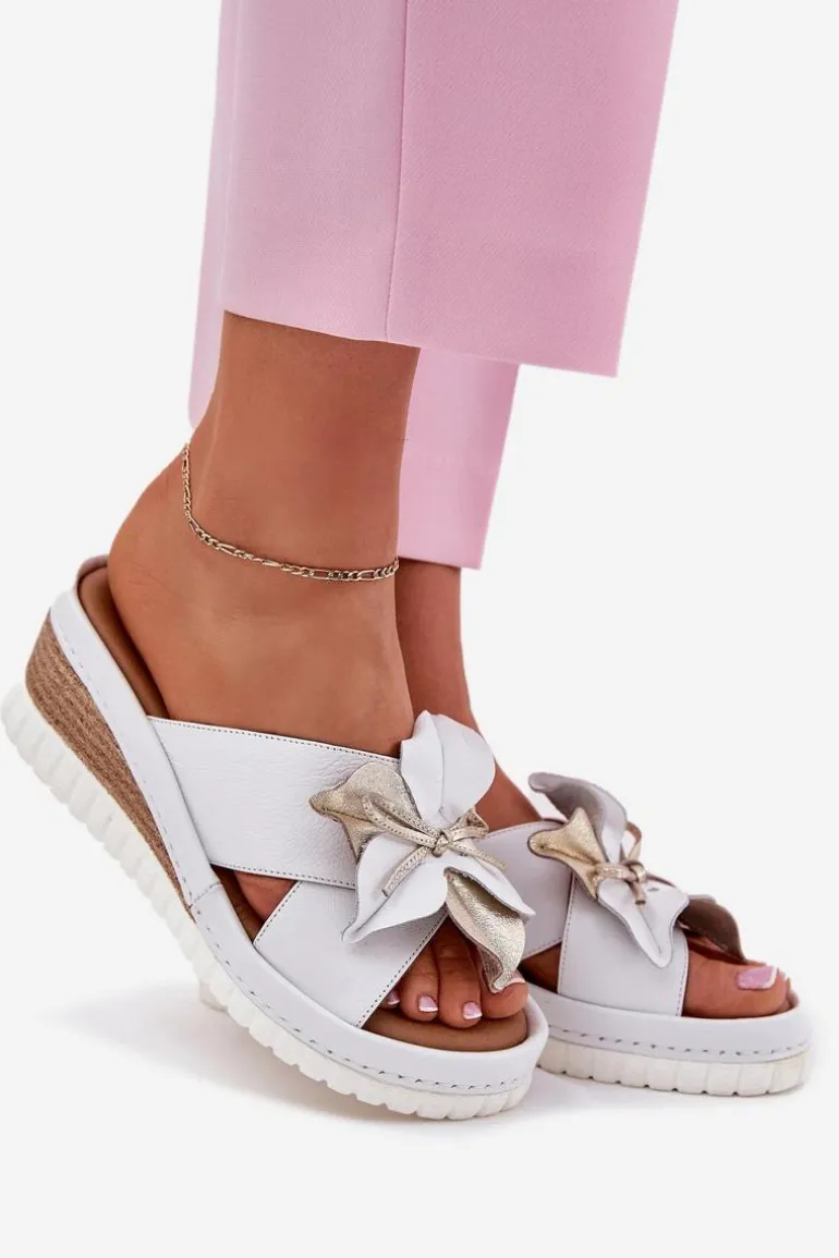 Skórzane Klapki Damskie Na Koturnie Z Ozdobnym Kwiatem Artiker 52C0537 Białe