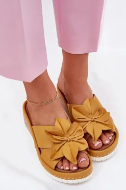 Skórzane Klapki Damskie Na Koturnie Z Ozdobnym Kwiatem Artiker 52C0504 Żółte