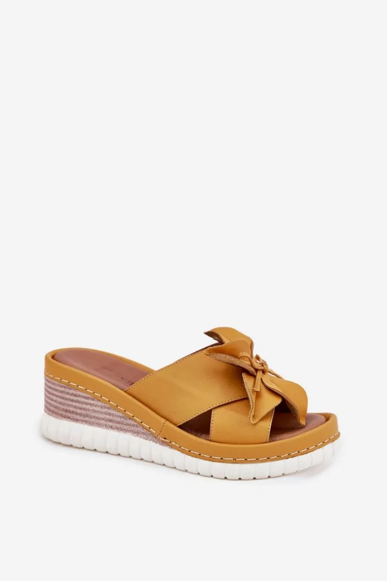 Skórzane Klapki Damskie Na Koturnie Z Ozdobnym Kwiatem Artiker 52C0504 Żółte