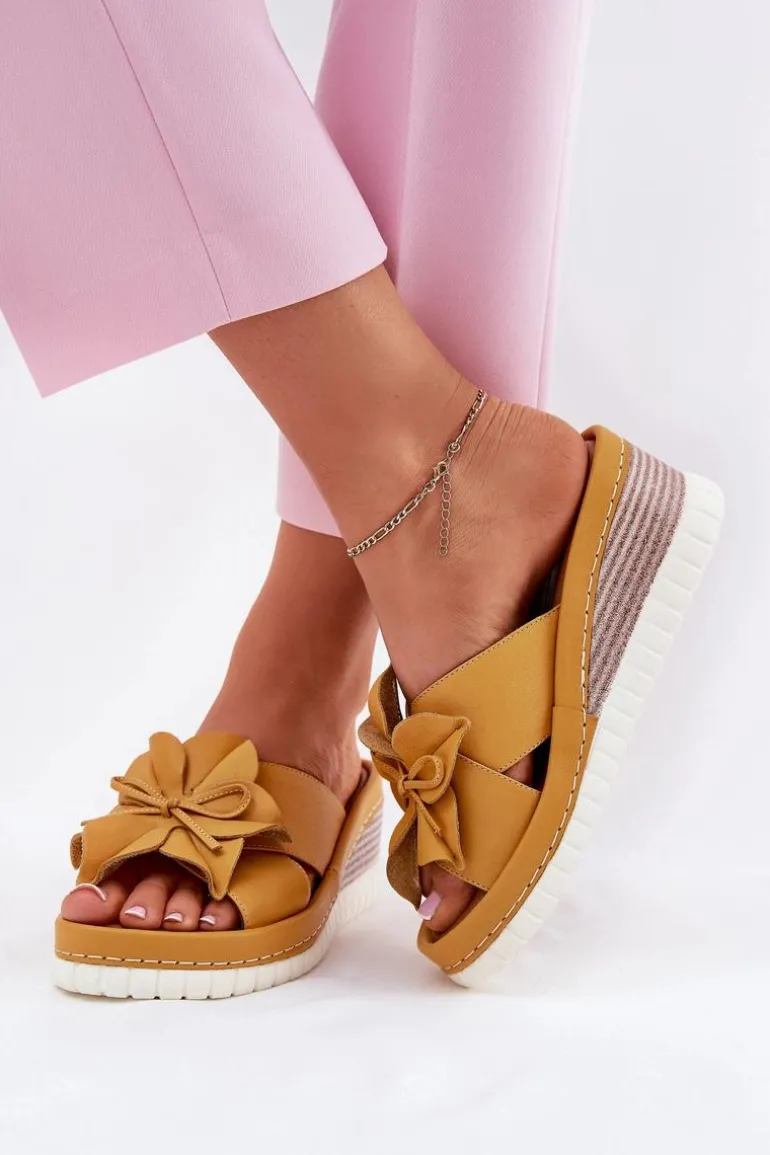 Skórzane Klapki Damskie Na Koturnie Z Ozdobnym Kwiatem Artiker 52C0504 Żółte