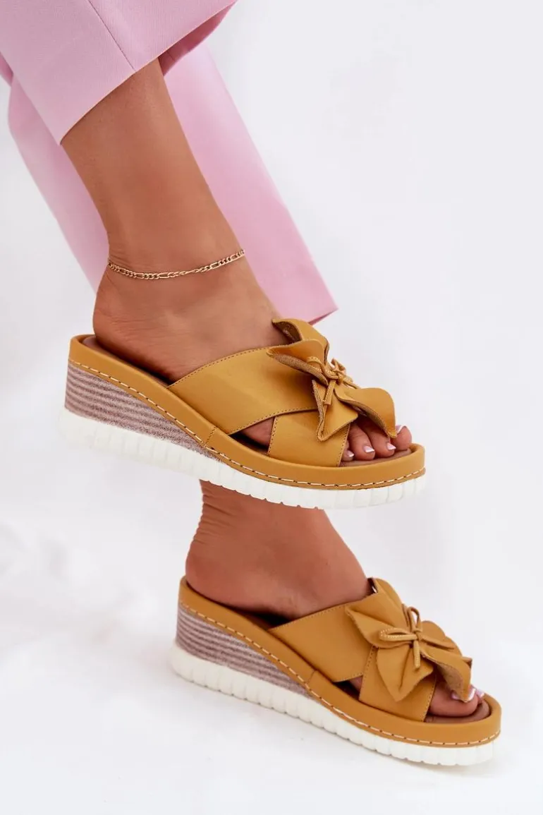 Skórzane Klapki Damskie Na Koturnie Z Ozdobnym Kwiatem Artiker 52C0504 Żółte