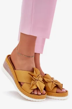 Skórzane Klapki Damskie Na Koturnie Z Ozdobnym Kwiatem Artiker 52C0504 Żółte