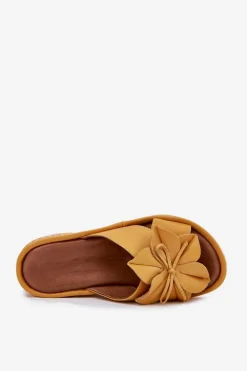 Skórzane Klapki Damskie Na Koturnie Z Ozdobnym Kwiatem Artiker 52C0504 Żółte