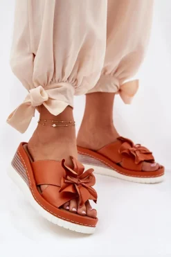 Skórzane Klapki Damskie Na Koturnie Z Ozdobnym Kwiatem Artiker 52C0505 Pomarańczowe