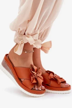 Skórzane Klapki Damskie Na Koturnie Z Ozdobnym Kwiatem Artiker 52C0505 Pomarańczowe