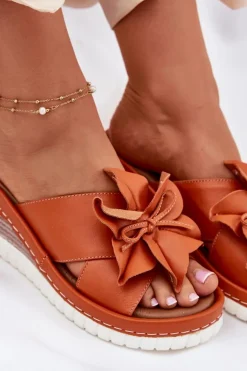 Skórzane Klapki Damskie Na Koturnie Z Ozdobnym Kwiatem Artiker 52C0505 Pomarańczowe