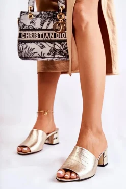 Skórzane Klapki Damskie Wzór Krokodyl Na Obcasie Złote Perry