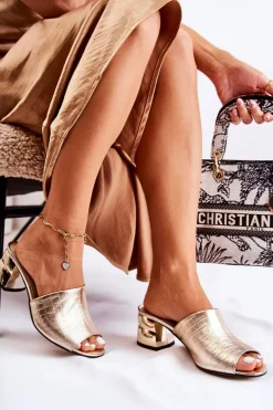 Skórzane Klapki Damskie Wzór Krokodyl Na Obcasie Złote Perry